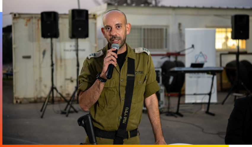 IDF captain Oz speaking to Aish students