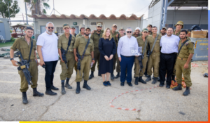 Aish staff with IDF soldiers