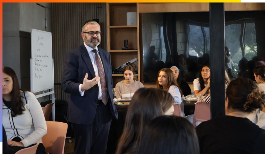 Rabbi Burg talking to Aish students