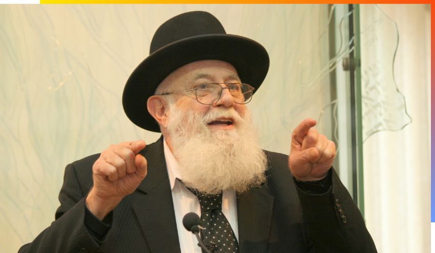 Rav Noach Weinberg zt’l giving a shiur in the Beit Midrash.