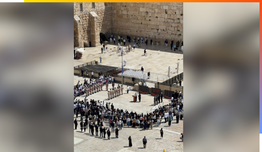 Member`s of the IDF stand at attention at the Kotel on Yom HaZikaron.