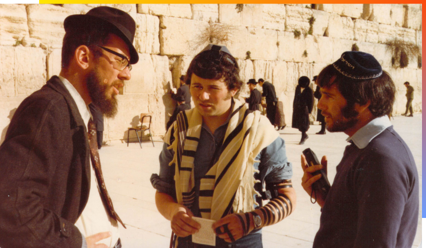 Rabbi Meir Schuster talking with Jews at the Western Wall.
