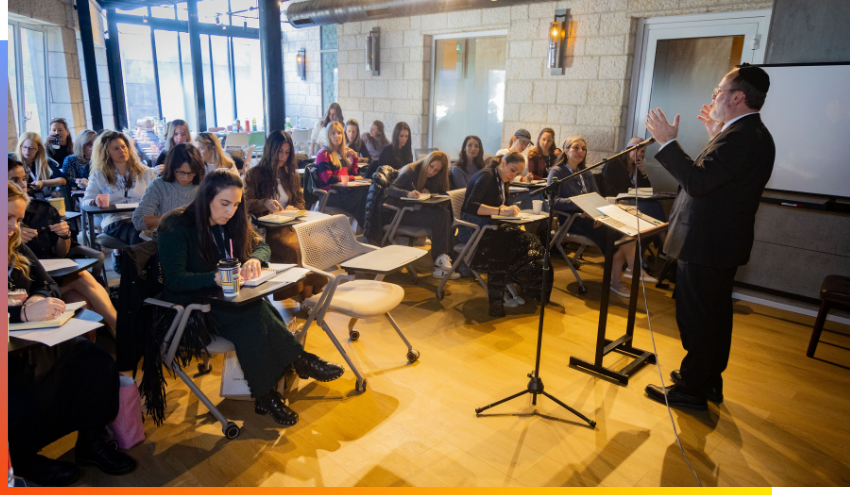 Rabbi Rosman teaching a class to a previous cohort of Aish Ignite/Mominary.