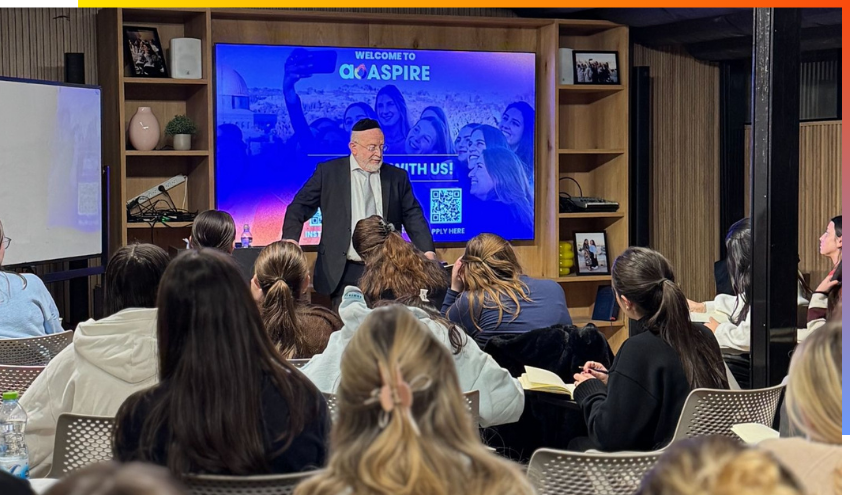 Rabbi Motty Berger teaches a class at the Suzana and Ivan Kaufman Aish Institute for Women’s Education.