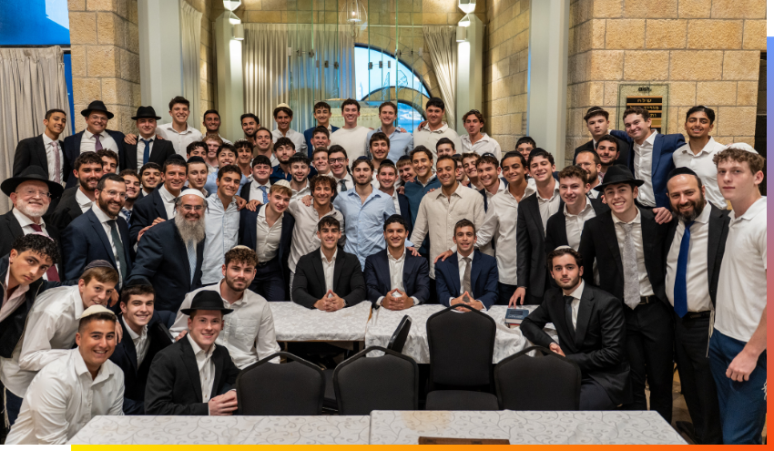 efg@Aish students pose in the Aish Beit Midrash prior to their final banquet.