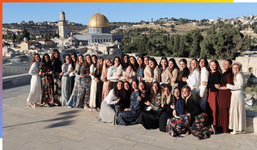 efg@Aish students pose together on the Dan and Hytman Family Aish World Center Rooftop