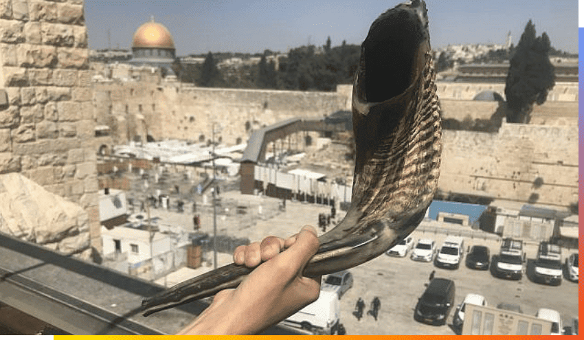 A shofar being blown on the Aish balcony
